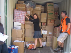 Beim Packen des Containers mit Hilfgütern